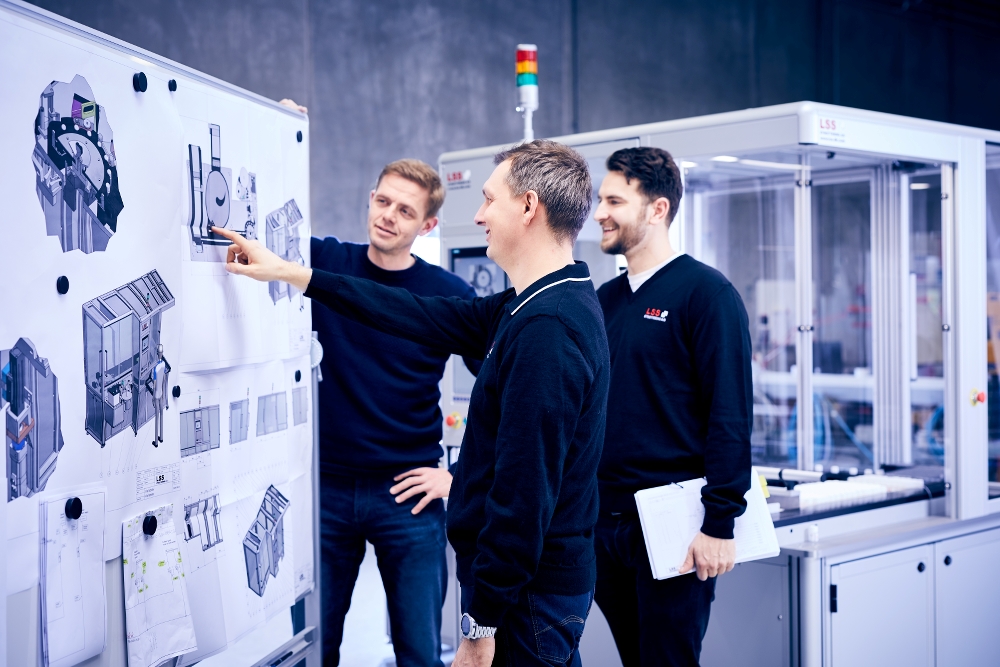 Automatic labelling of boxes with UR robot., making it possible easy to apply of labels in different positions