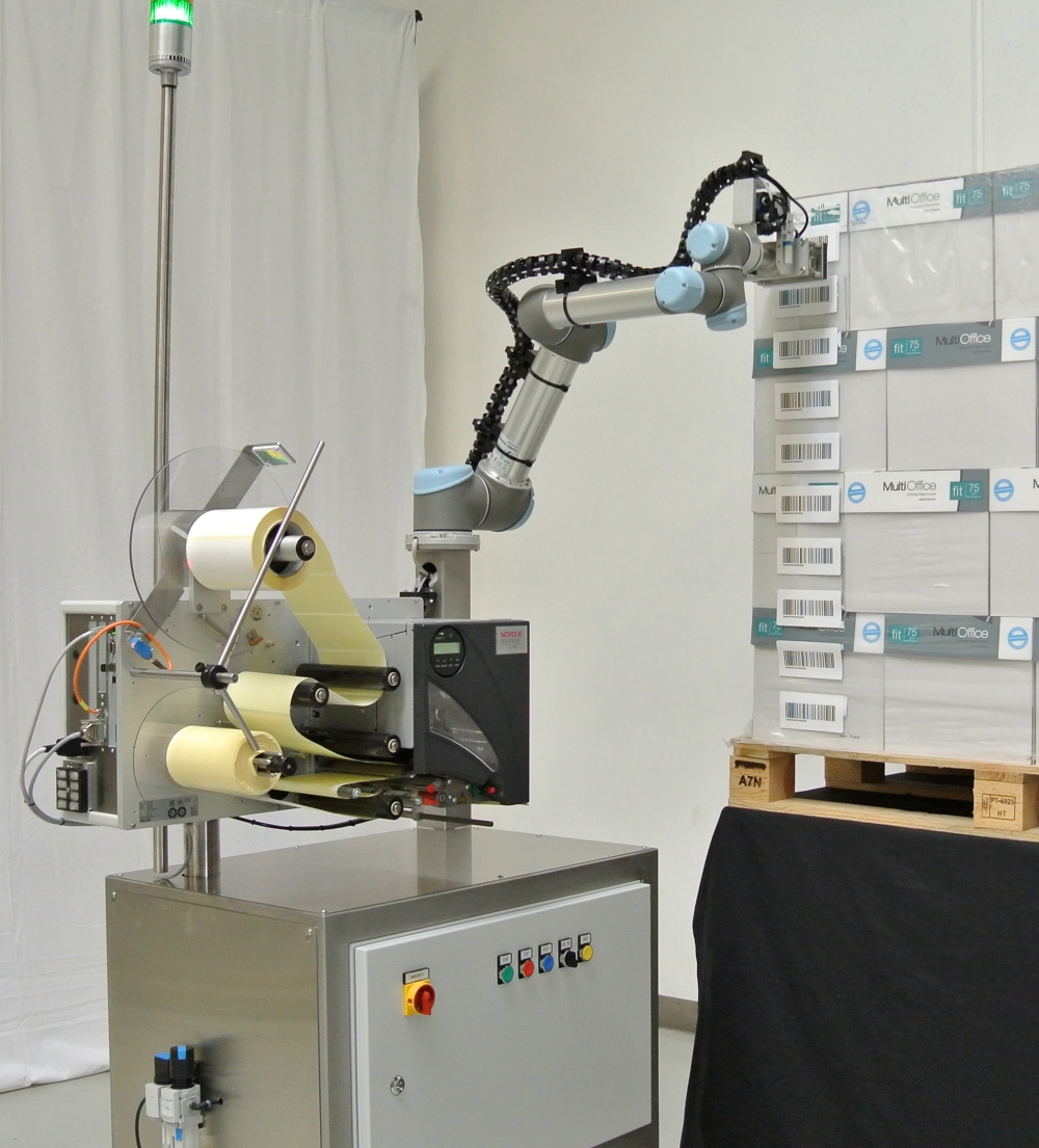 Automatic pallet labelling with UR robot