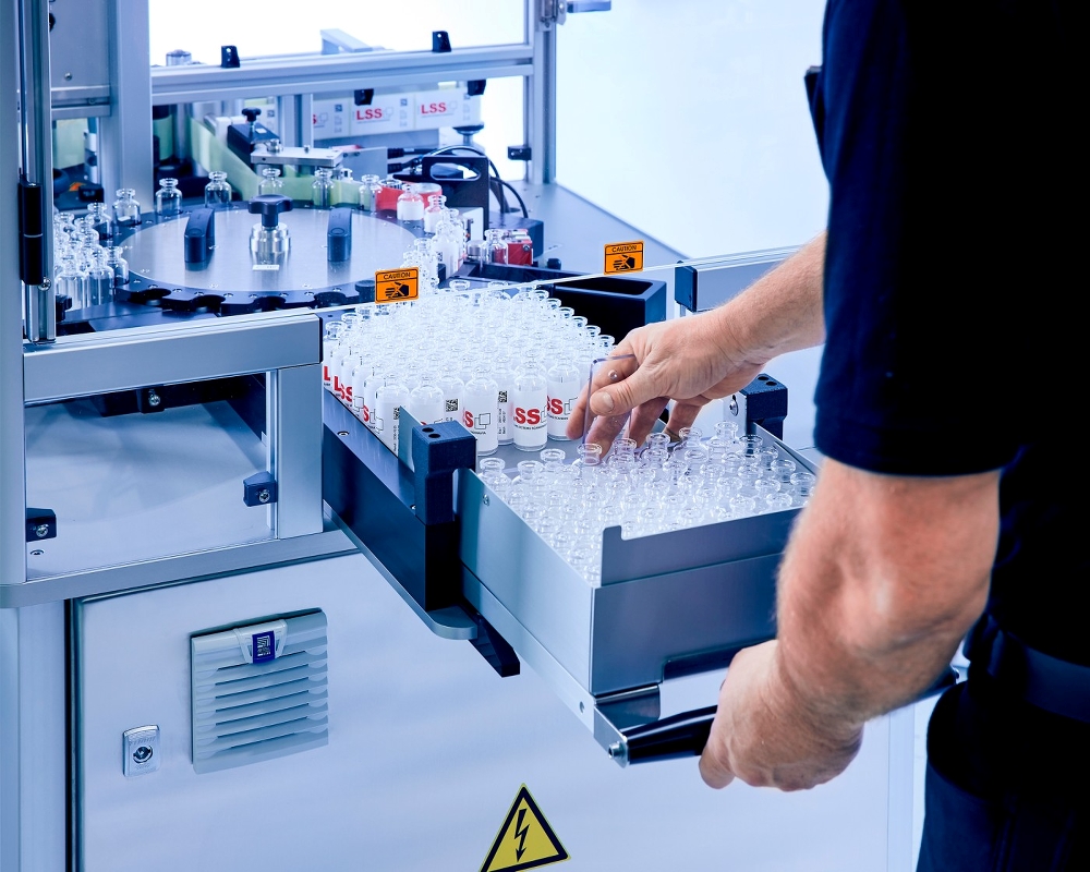 Vial labelling machine